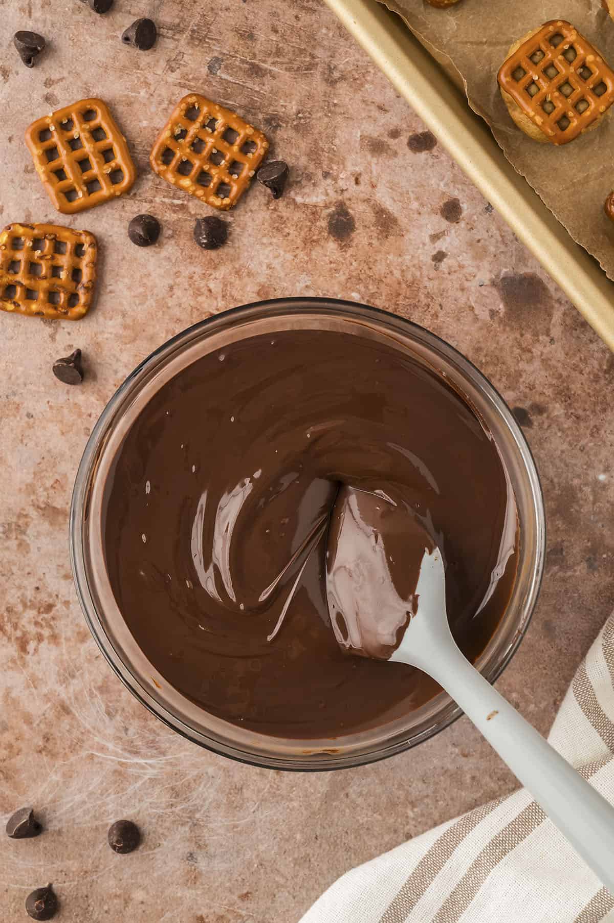 Melted chocolate in bowl..