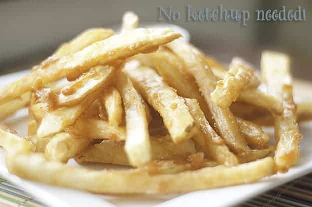 Un primo piano di patatine fritte in pastella