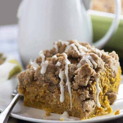 Ce gâteau au café à la citrouille est super humide et dense, un peu comme une tarte à la citrouille. L'énorme garniture streusel est si bonne aussi!