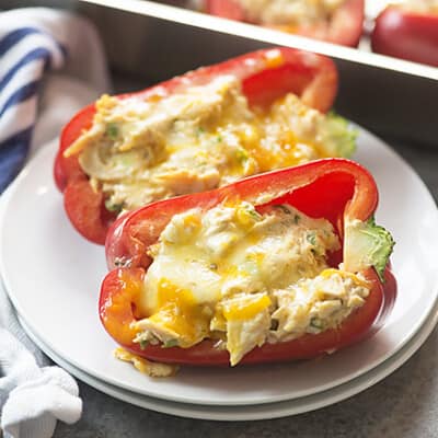 Poivrons rouges farcis sur une assiette blanche.