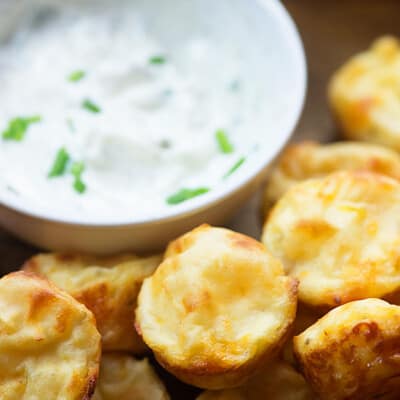 pieza Pequeña de patatas junto a un plato de vestir.