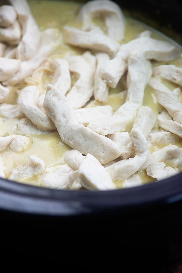 Primo piano di pollo in una pentola.