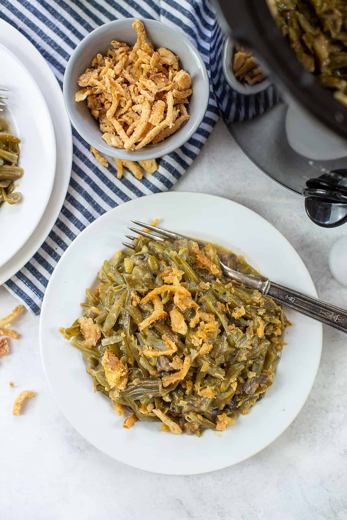 https://www.bunsinmyoven.com/wp-content/uploads/2018/10/slow-cooker-green-bean-casserole-1.jpg