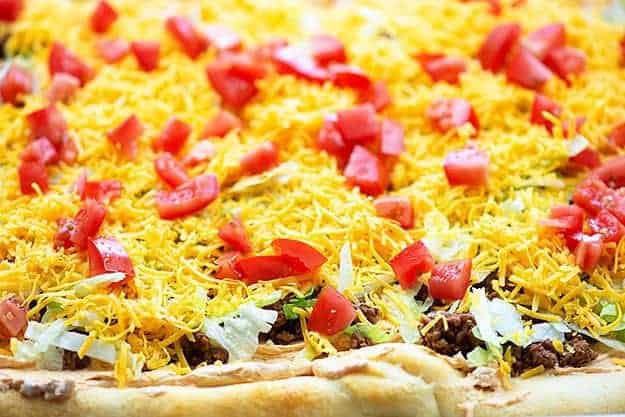 https://www.bunsinmyoven.com/wp-content/uploads/2019/01/how-to-make-taco-pizza-625x417.jpg